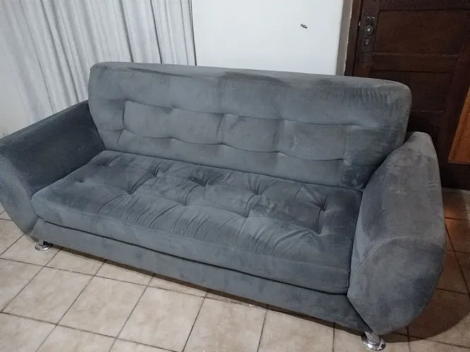 Sofá de veludo cinza em ótimo estado