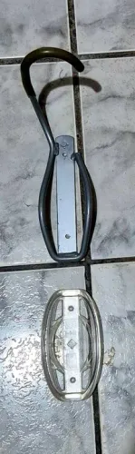 Suporte Vertical de Parede para Bicicleta