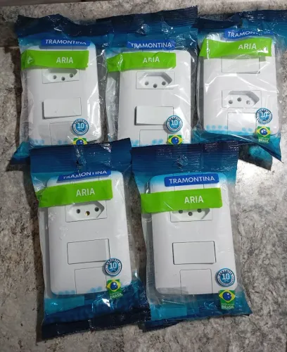 Kit com 5 conjuntos de Tomadas e Interruptores da linha Aria da Tramontina.