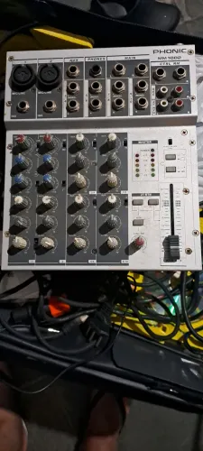 Mesa de som Phonic mm1002