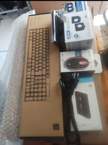 Teclado, Mouse, SSD, HD Externo, Caixa Som, Cabos VGA, Energia, etc