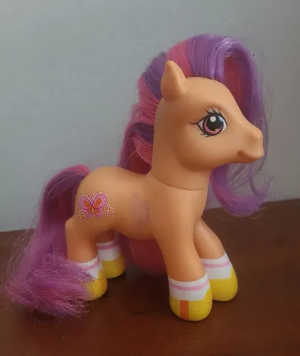 pônei Scootaloo da linha My Little Pony, especificamente da Geração 3