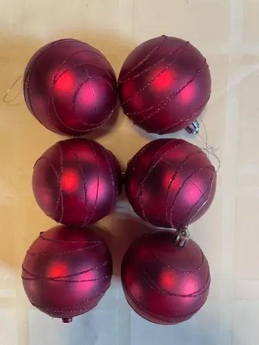 6 bolas de Natal, R$3,00 cada