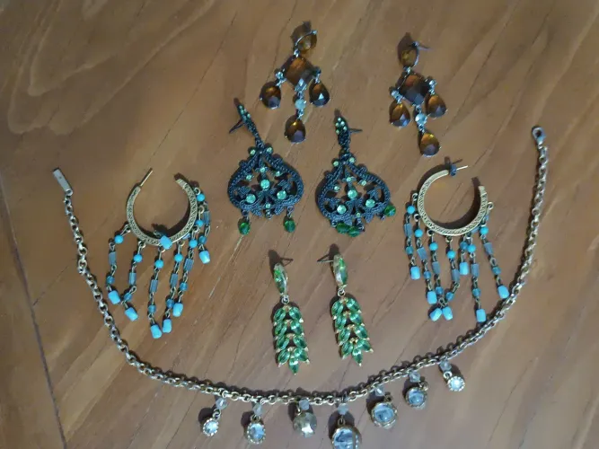 Kit de bijuterias elegantes: brincos e colar