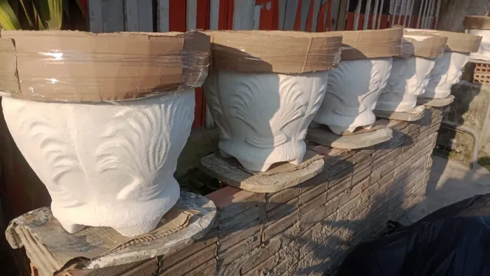 5 vasos de cimento + 5 adubos por 300 reais 