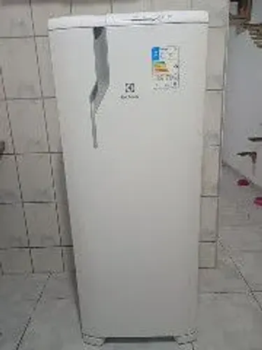 Vende-se geladeira semi nova 