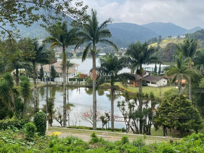 Terreno na Granja Comary, com vista para o lago, medindo 1500 m² - Teresópolis - RJ