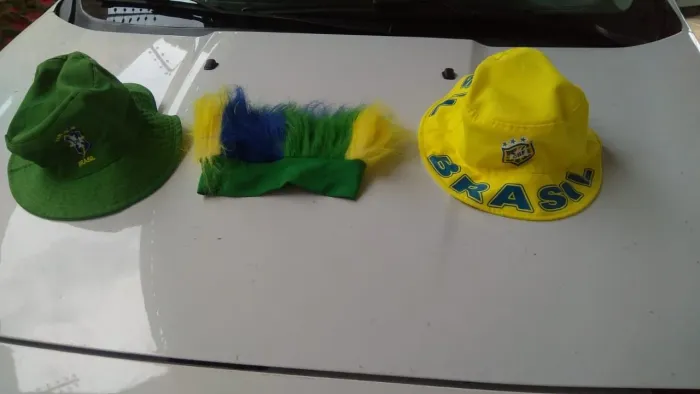 Vendo 3 chapéus novos , 20 reais cada 