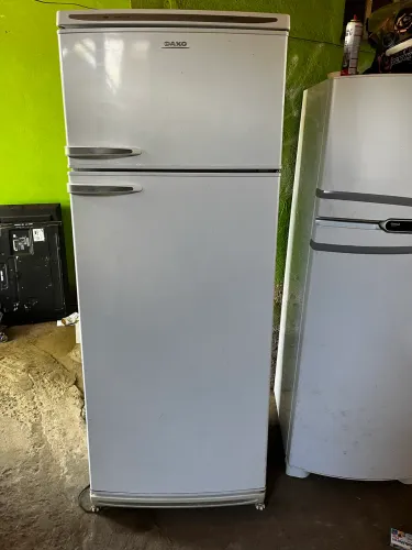 Vendo geladeira dako de 450 litros funcionando perfeitamente,