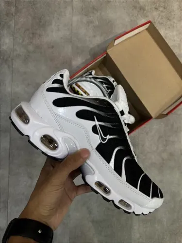 Nike Air Max Plus TN - Branco e Preto