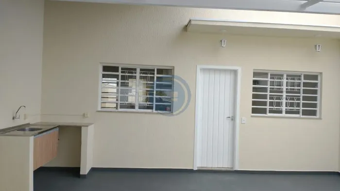 Casa térrea à venda em Indaiatuba-SP, bairro Jardim Valença. 3 quartos, 1 suíte, 2 salas, 