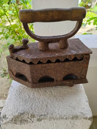Ferro de passar antigo a brasa