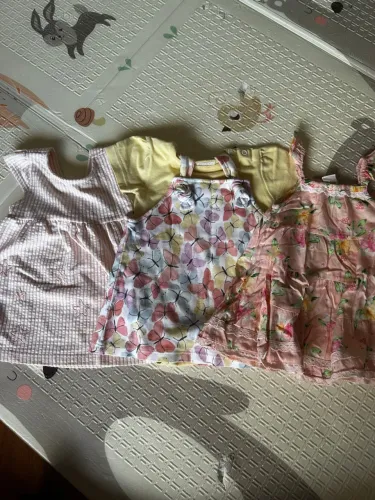 Kit com 3 vestidos de bebê - tam 3 a 9 meses