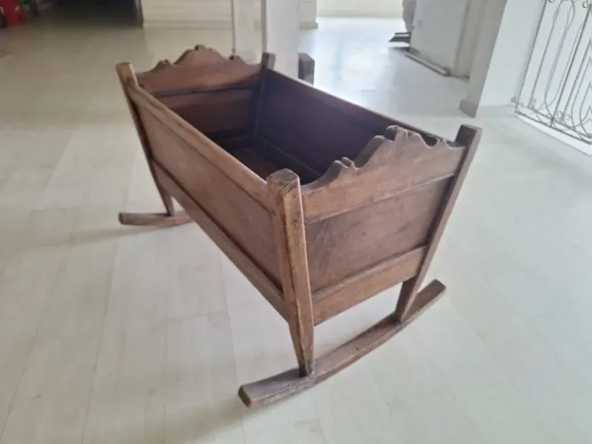 Berço de madeira antigo