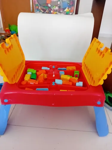Mesa de blocos com compartimento