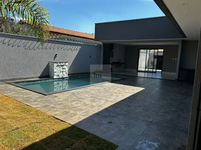 Casa Alto Padrão Moderna sozinha no lote com Piscina na região noroeste Goiânia