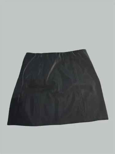 Saia preta de couro sintético- Tam M