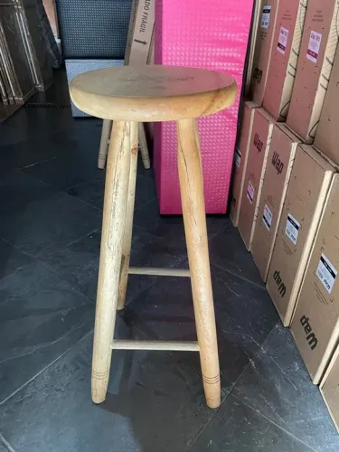 Banqueta de madeira rústica