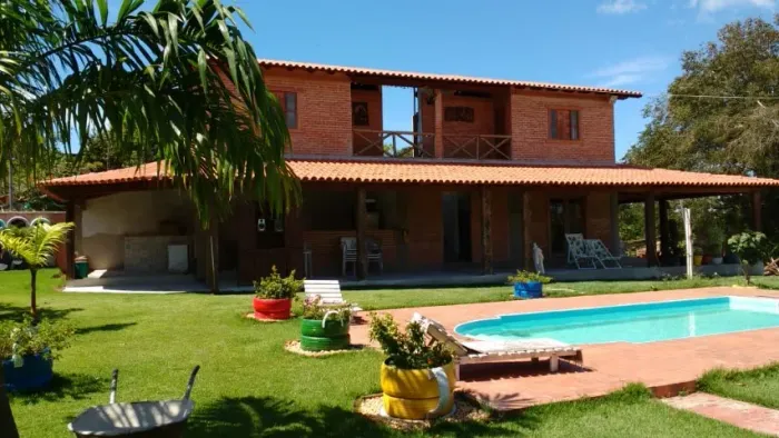 Casa com piscina e campo society em Meaipe