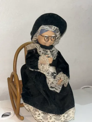 Boneca senhora de porcelana vintage que balança 