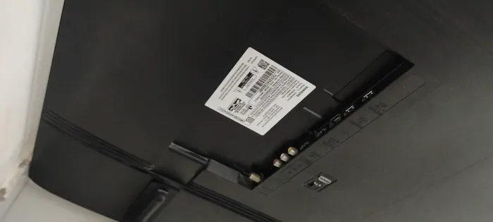 Tv com defeito (pra retirada de peças)