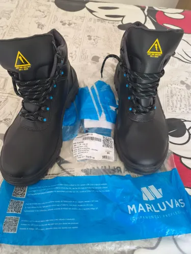 Bota profissional com resistencia a eletricidade.