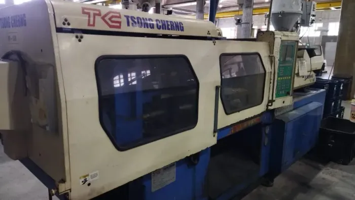Maquina injetora de plasticos Tsong 145 ton. ano 2008