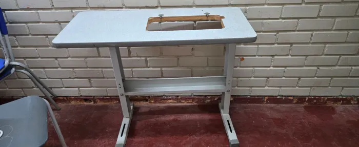 Mesa para máquina de costura