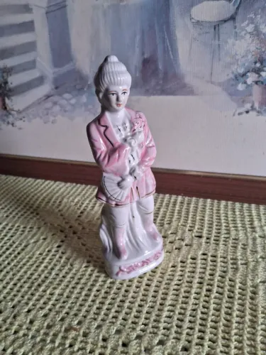 Antiga Estátua Em Porcelana Altura 21 Centímetros