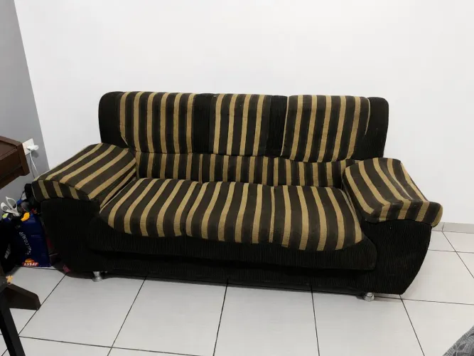 2 sofás de três lugares