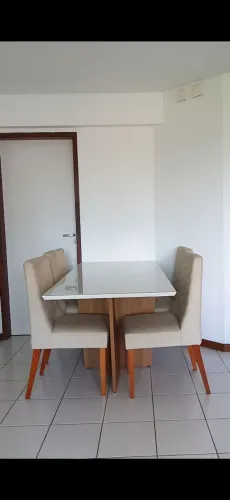 Mesa de madeira de 1,60×80 com 5 cadeiras
