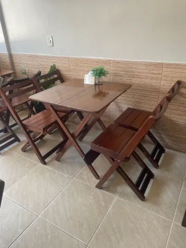 Jogo de mesa madeira com 4 cadeiras