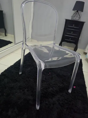Cadeira em acrílico
