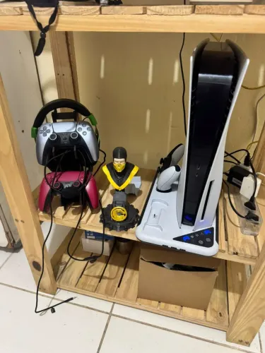 Play 5, com 3 manetes e um headset