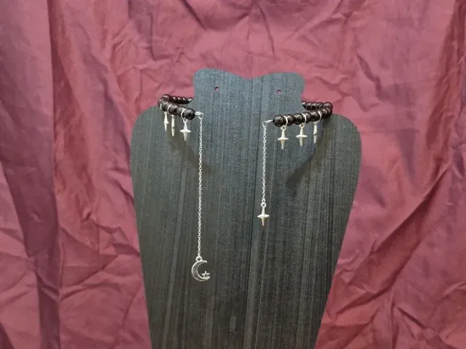 Colar choker gótico de estrelas