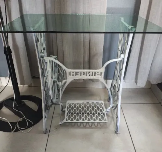Relíquia Vintage: Mesa de Máquina Singer com Tampo de Vidro