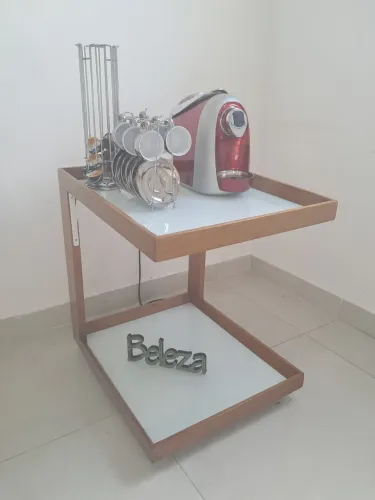 Mesa de Café com Rodinhas -  Estrururada em Madeira Jequitibá, Tampo de vidro com pelícola