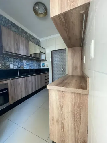 Apto Residencial Adélia - 2Q  sendo 1 suíte - Todo com Armários e Porcelanato