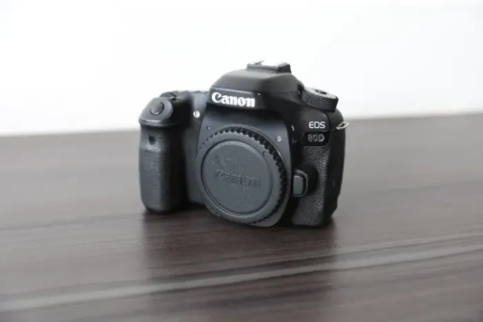 Canon EOS 80D + 2 baterias e 2 carregadores