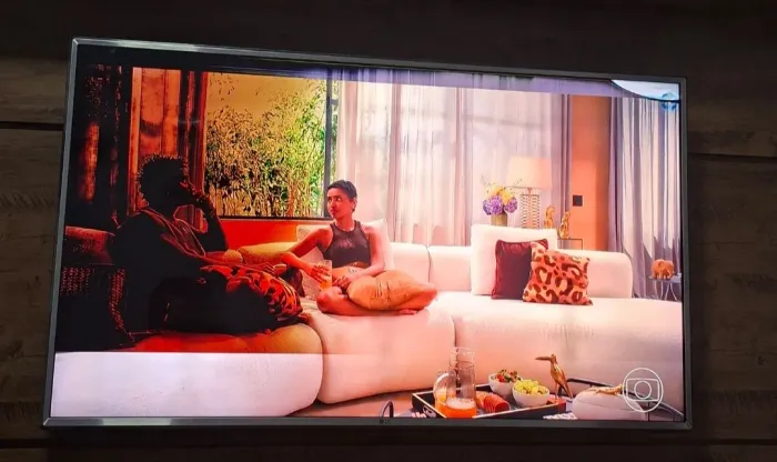 TV LG 4K 50 POLEGADAS (TELA COM PROBLEMAS)