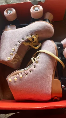 vende-se patins radkal rosa na caixa, nunca usado 