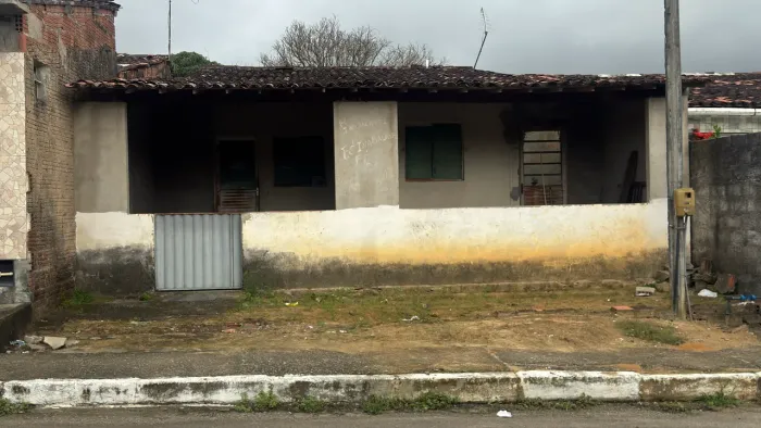 Casa com terreno 8x35 em Branquinha, P3