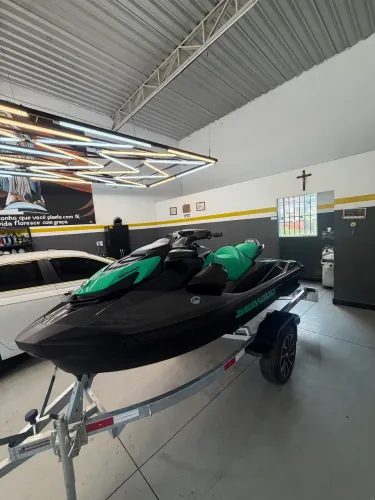 Jet ski para pessoas exigentes apenas 4 horas uso teve somente um passeio água doce !