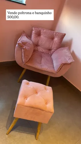 Linda poltrona e banquinho