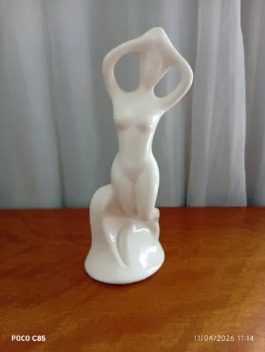 Escultura mulher em porcelana