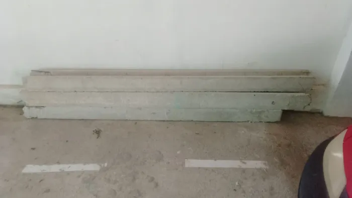 3 colunas de concreto, medindo 2,35m por 18cm, 50 reais cada, sem frete