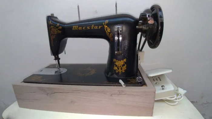 Máquina de costura Macstar antiga
