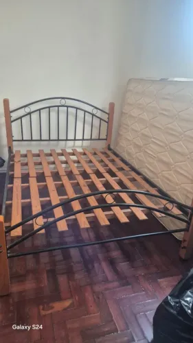 cama  de casal de madeira com ferro com colchão para cama