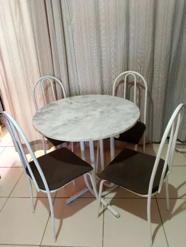 Mesa com 4 cadeiras pra vender 