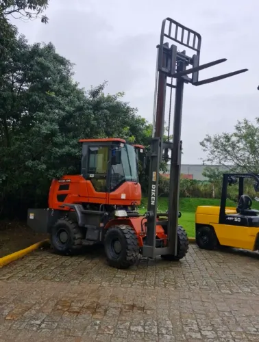 Empilhadeira articulada 3t semi nova 